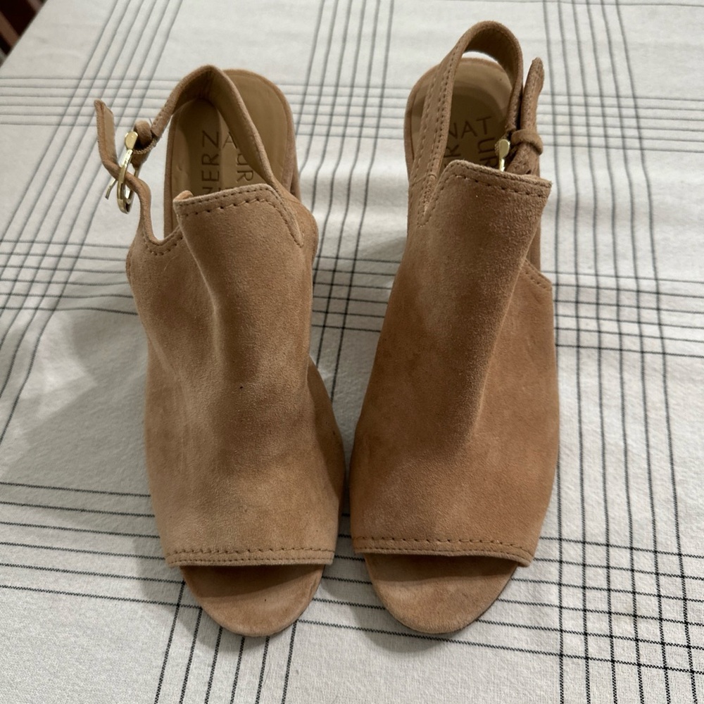 Naturalizer Raquel Slingback Pumps in Bamboo Tan. Size 7.5